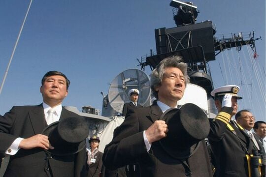 Photo d'Ishiba et Koizumi sur le navire d'escorte Shirane en 2003 (photo Kyodo)